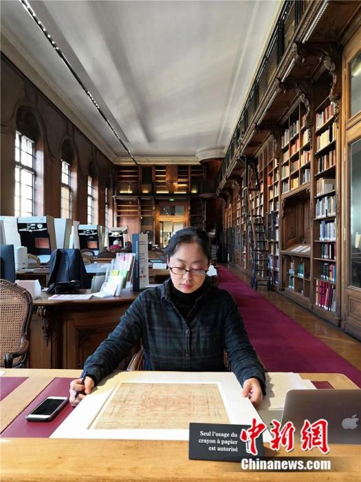 赵晓星在法国国家图书馆查阅敦煌资料。受访者供图