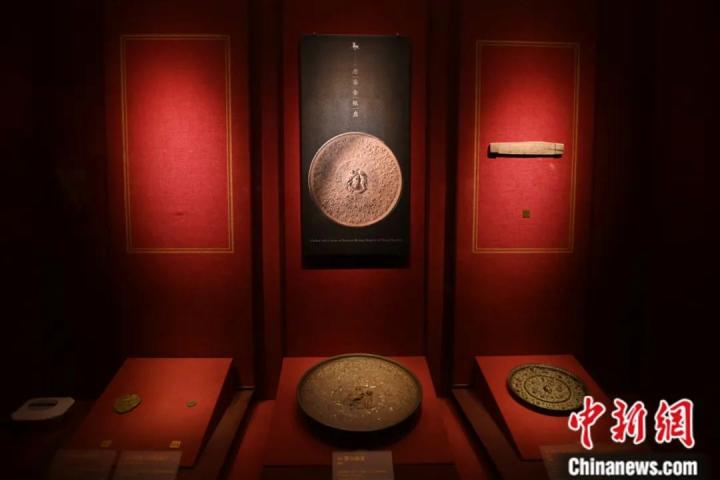 在甘肃省博物馆展出的东罗马鎏金银盘等文物。李亚龙 摄