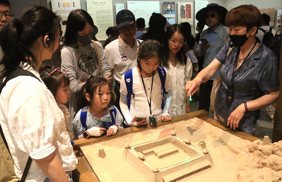 暑假期间，小朋友在家长的陪伴下，在敦煌市博物馆参观文物展。张晓亮摄