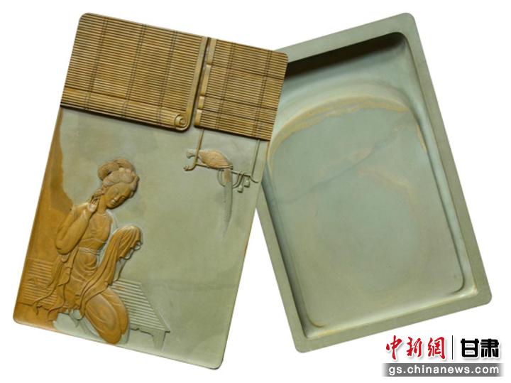 图为7月20日，兰州市博物馆展出的《慈母手中线》砚。兰州市博物馆供图