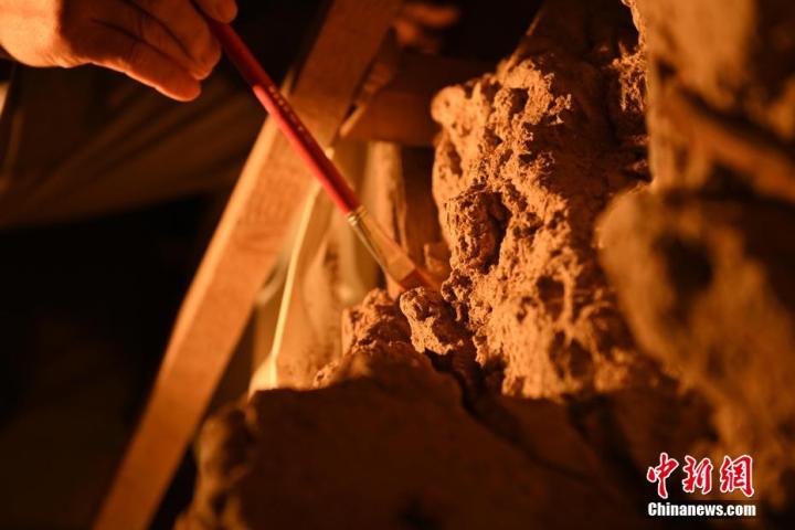 8月25日,文物修复师牟常有进行文物修复工作。 8月25日,文物修复师牟常有进行文物修复工作。