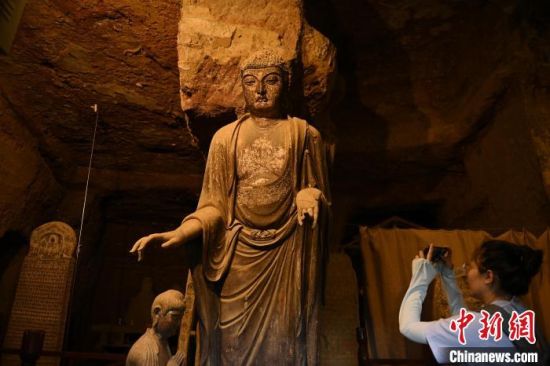 集建筑艺术、彩塑艺术、壁画艺术于一身的麦积山石窟素有“东方雕塑陈列馆”美誉。李亚龙 摄