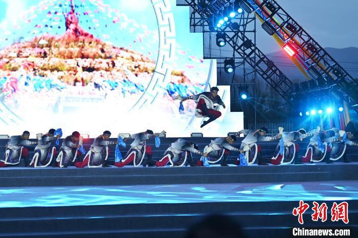 图为肃北乌兰牧骑队员进行舞蹈表演。李亚龙 摄 图为肃北乌兰牧骑队员进行舞蹈表演。李亚龙 摄