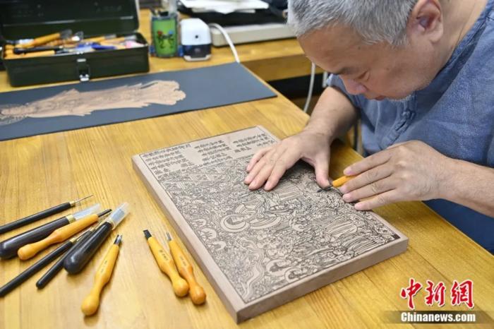 徐晋林原创手工书的特色之一是融入了手工雕版画。九美旦增 摄