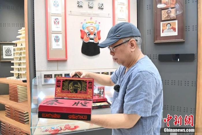 徐晋林展示可玩、可看的甘肃秦腔艺术元素手工书。九美旦增 摄