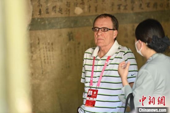 9月5日，海外人士参观敦煌莫高窟。记者 李亚龙 摄