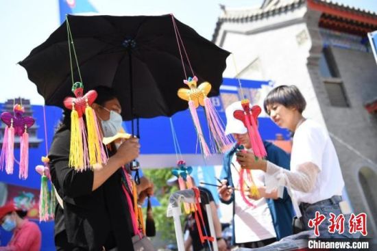 在非遗展演活动上，甘肃非遗产品庆阳香包在兰州市展出。(资料图)杨艳敏 摄
