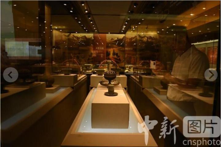 9月7日，甘肃敦煌，在“大道之简——简牍中的丝绸之路”展览上，游客参观龙鸟纹铜熏炉。