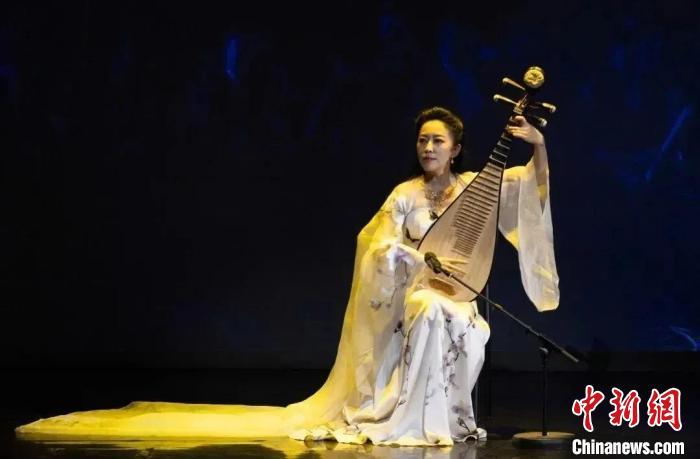 音乐剧《飞天》音乐会剧照，图为琵琶演奏家赵聪。　中国东方演艺集团供图