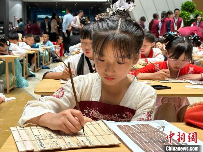 图为小朋友在甘肃简牍博物馆练习书法。　中新社记者 戴文昌 摄