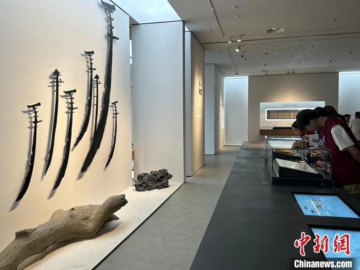 图为观众在甘肃简牍博物馆参观。中新社记者 戴文昌 摄