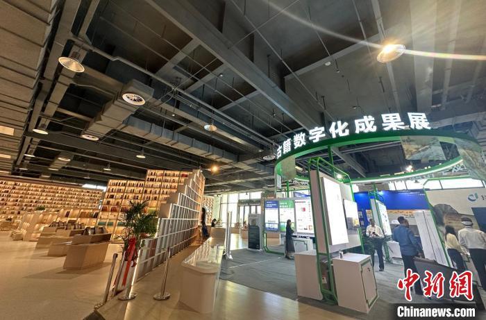 9月22日,第十三届中国数字出版博览会正在甘肃敦煌举行,本次博览会首次专设了古籍数字化展区。中新社记者 丁思 摄 9月22日,第十三届中国数字出版博览会正在甘肃敦煌举行,本次博览会首次专设了古籍数字化展区。中新社记者 丁思 摄