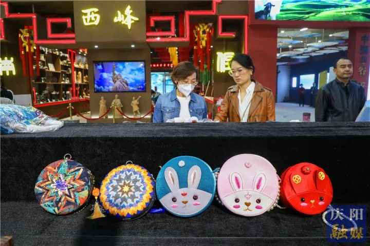 先睹为快！庆阳香包节展销产品丰富多彩琳琅满目