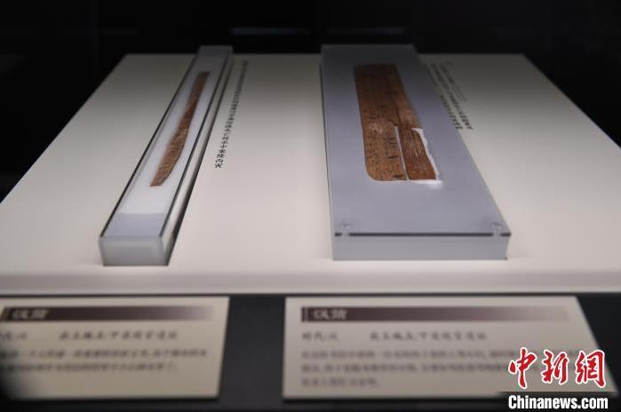 甘肃简牍博物馆内展出的汉简。　戴文昌 摄