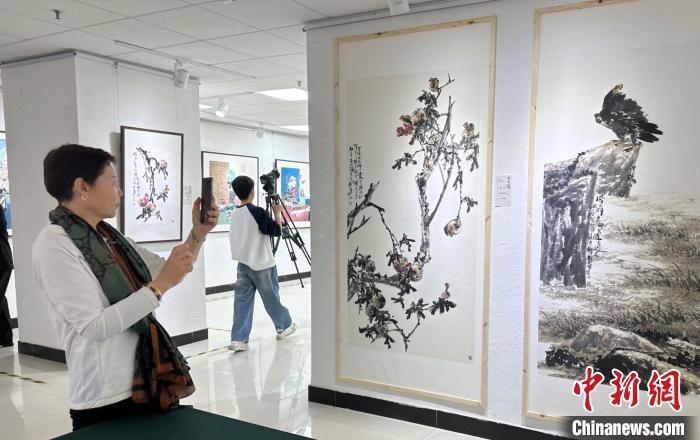 10月21日至27日,广州艺时代美术馆展厅举行一场彰显西部精神的花鸟画作展。殷春永 摄 10月21日至27日,广州艺时代美术馆展厅举行一场彰显西部精神的花鸟画作展。殷春永 摄