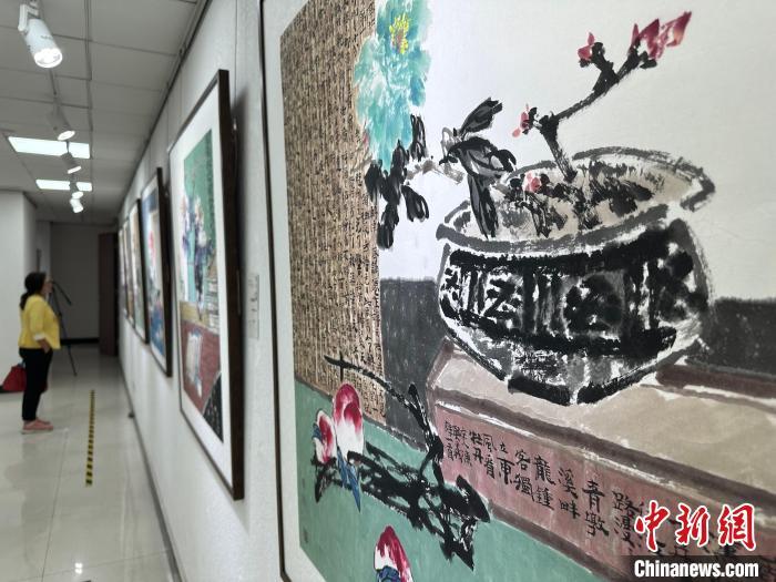 作品以西北常见的彩陶,搭配自然质朴的花鸟图景。殷春永 摄 作品以西北常见的彩陶,搭配自然质朴的花鸟图景。殷春永 摄