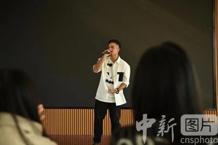 10月23日,甘肃兰州,兰州理工大学留学生潘迪表演中文说唱 10月23日,甘肃兰州,兰州理工大学留学生潘迪表演中文说唱