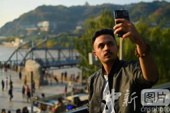 10月23日,兰州理工大学留学生潘迪用短视频记录自己与甘肃兰州标志性建筑中山桥。 10月23日,兰州理工大学留学生潘迪用短视频记录自己与甘肃兰州标志性建筑中山桥。