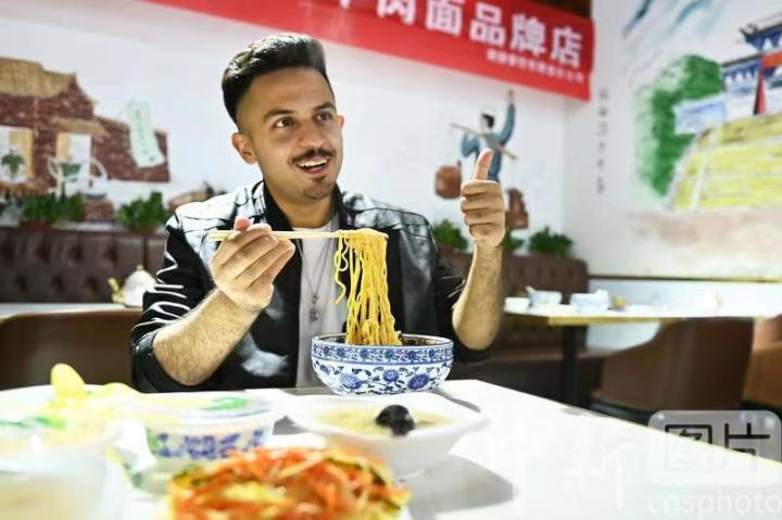 10月23日,甘肃兰州,兰州理工大学留学生潘迪在面馆点赞兰州美食。 10月23日,甘肃兰州,兰州理工大学留学生潘迪在面馆点赞兰州美食。