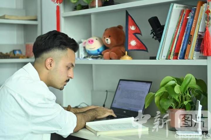 10月23日,甘肃兰州,兰州理工大学留学生潘迪在宿舍内学习土木工程专业知识。 10月23日,甘肃兰州,兰州理工大学留学生潘迪在宿舍内学习土木工程专业知识。