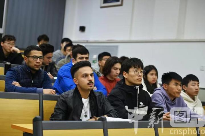 10月23日,甘肃兰州,兰州理工大学留学生潘迪进行晚间课程学习。 10月23日,甘肃兰州,兰州理工大学留学生潘迪进行晚间课程学习。
