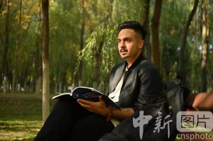10月23日,甘肃兰州,兰州理工大学留学生潘迪在校园内享受休闲时光。 10月23日,甘肃兰州,兰州理工大学留学生潘迪在校园内享受休闲时光。