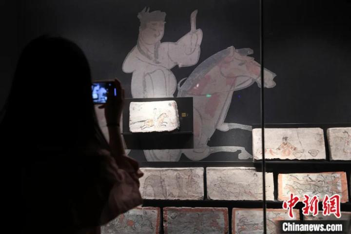 观众参观《驿使图》壁画砖。戴文昌 摄 观众参观《驿使图》壁画砖。戴文昌 摄