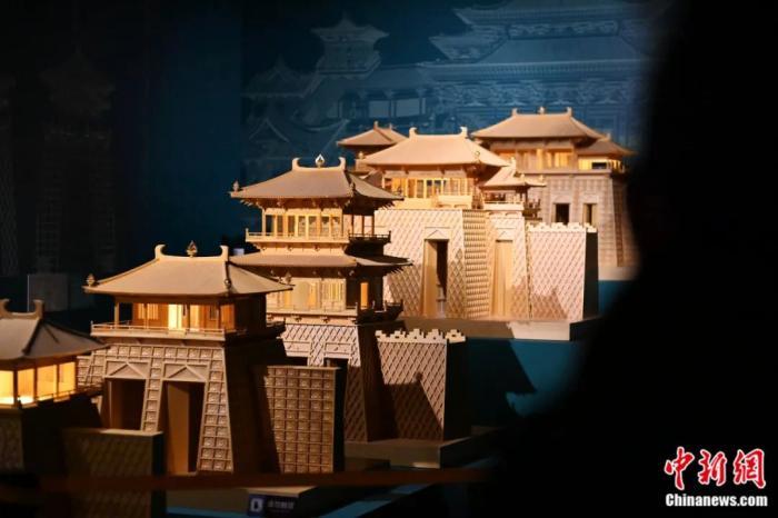 《千年营造——敦煌壁画中的建筑之美》特展上的古代建筑模型。该模型的“单门道花砖城门”来源于莫高窟第159窟。李亚龙 摄