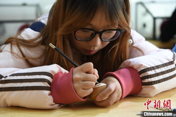 图为兰州资源环境职业技术大学民族工艺学院学生在学习蛋雕技艺。戴文昌 摄

