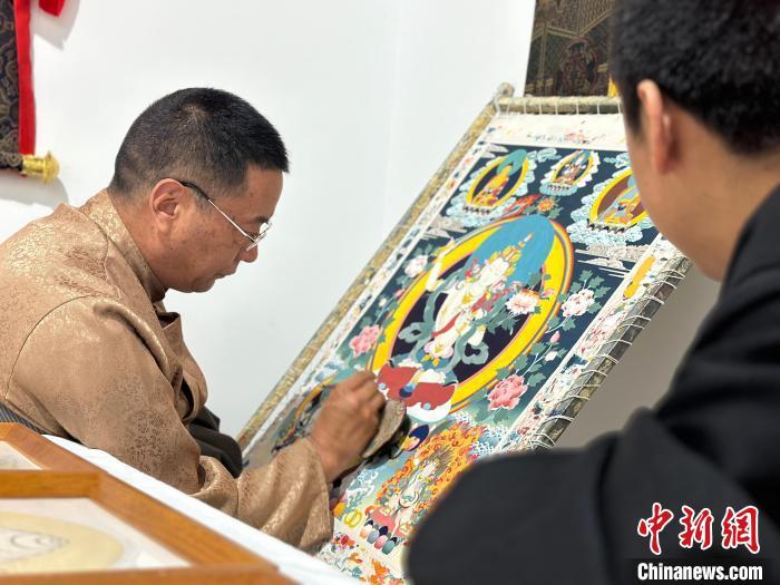 图为国家级非物质文化遗产“甘南藏族唐卡”代表性传承人丹增绘制唐卡。王牧雨 摄
图为国家级非物质文化遗产“甘南藏族唐卡”代表性传承人丹增绘制唐卡。王牧雨 摄