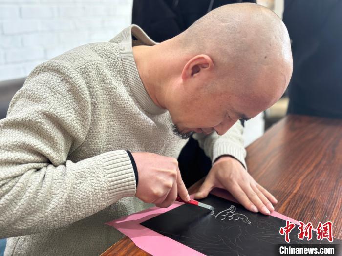 图为国家一级美术师张兆武进行锲金画的创作。王牧雨 摄 图为国家一级美术师张兆武进行锲金画的创作。王牧雨 摄