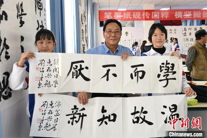 12月25日,甘肃省政府文史研究馆“书法进校园公益活动”启动仪式暨首场专题讲座在兰州交通大学附属中学举行。戴文昌 摄 12月25日,甘肃省政府文史研究馆“书法进校园公益活动”启动仪式暨首场专题讲座在兰州交通大学附属中学举行。戴文昌 摄