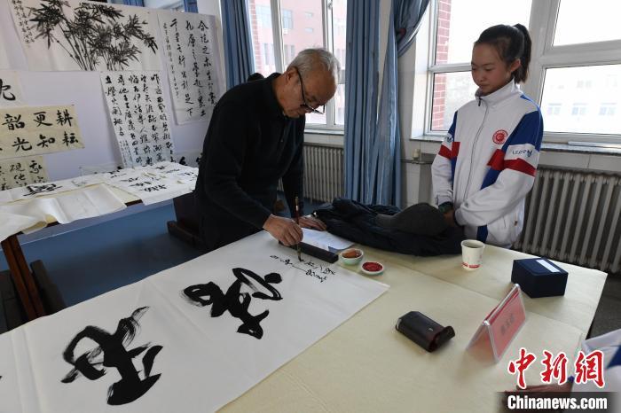 12月25日,书法家在兰州交通大学附属中学现场为学校题写了校名、校训、校风、名言警句等。戴文昌 摄 12月25日,书法家在兰州交通大学附属中学现场为学校题写了校名、校训、校风、名言警句等。戴文昌 摄
