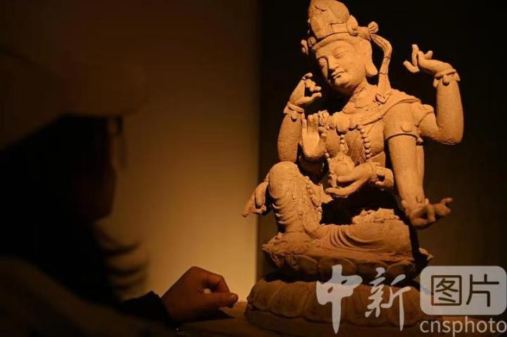 1月3日，在甘肃兰州创意文化产业园内，季茂杰观察自己创作的敦煌木雕。