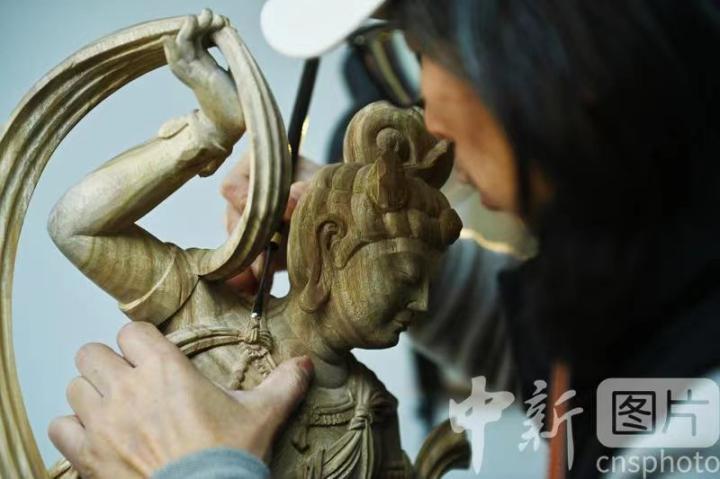 1月3日，在甘肃兰州创意文化产业园内，季茂杰进行敦煌元素的木雕创作。