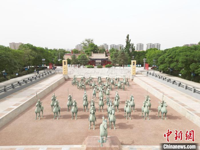 5月16日，在雷台汉墓景区内航拍下的铜车马仪仗佣。　戴文昌 摄
