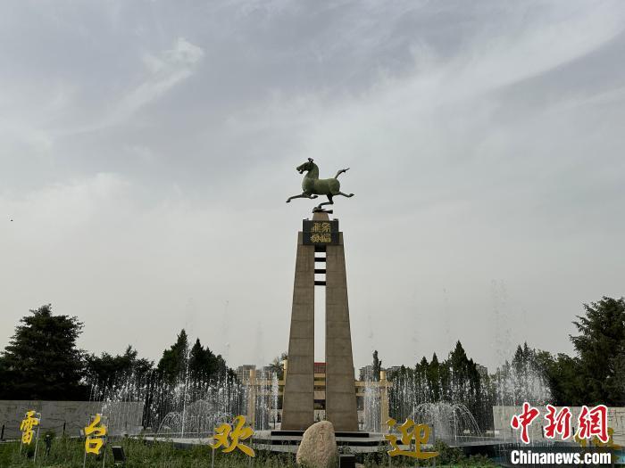 5月16日，位于雷台汉墓景区的铜奔马雕塑。戴文昌 摄