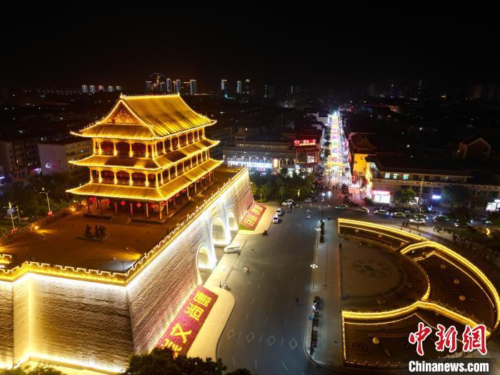 图为武威市标志性建筑凉州古城门灯光亮起。(无人机照片) 　戴文昌 摄

　　