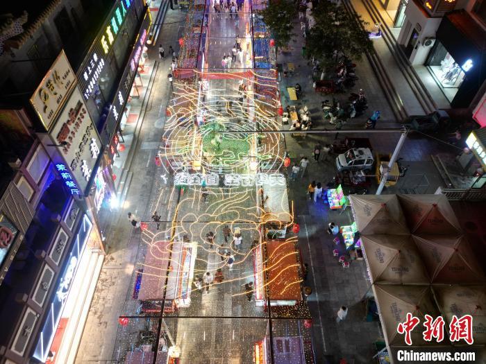图为明清街夜市灯光点亮具有武威文化元素的“铜奔马”彩灯。(无人机照片) 　戴文昌 摄

　　