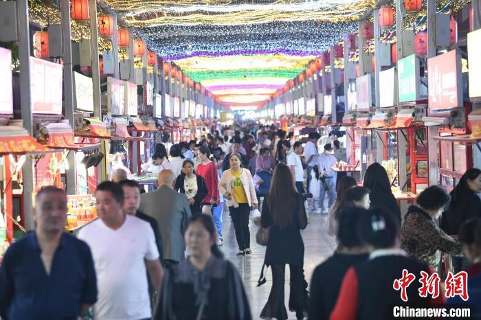 图为灯光亮起，明清街夜市人气渐旺。　戴文昌 摄

　　