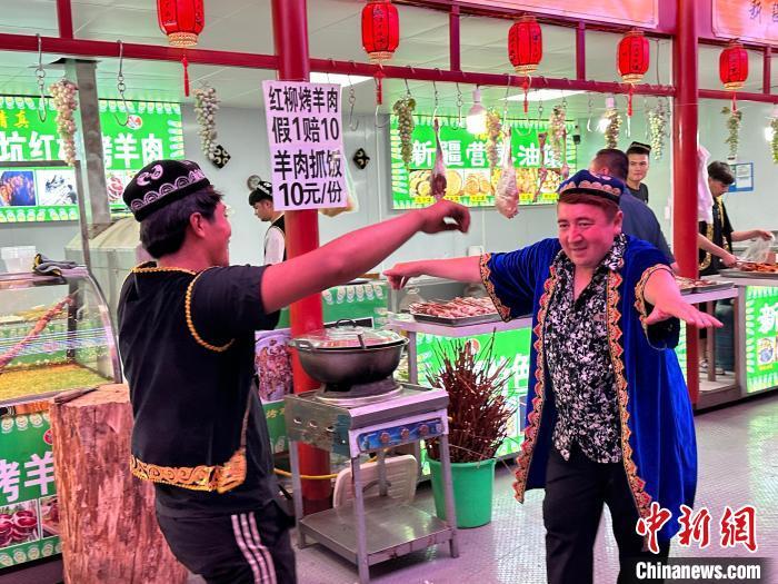 图为餐饮经营者在“西凉不夜城”跳起舞蹈引客。　戴文昌 摄

　　
