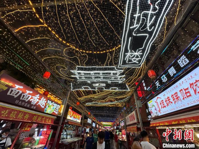图为明清街夜市灯光点亮具有武威文化元素的“凉州古城门”彩灯。　戴文昌 摄

　　