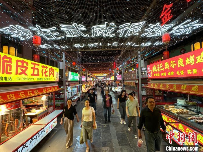 图为明清街夜市灯光点亮“我在武威很想你”。　戴文昌 摄

　　