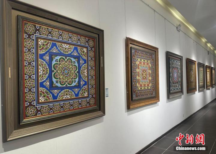 掐丝珐琅画脱胎于古老的景泰蓝工艺品,是将宫廷御用珐琅技法移植到画板上的特种绘画,主要由金丝及蓝晶石釉料制作而成。全程十几道工序纯手工制作,其中最重要的有3道:白描、掐丝、着色,分别被誉为掐丝珐琅画的灵魂、骨骼及血肉。图为甘肃省掐丝珐琅壁画代表性传承人李海明的作品展览现场。 掐丝珐琅画脱胎于古老的景泰蓝工艺品,是将宫廷御用珐琅技法移植到画板上的特种绘画,主要由金丝及蓝晶石釉料制作而成。全程十几道工序纯手工制作,其中最重要的有3道:白描、掐丝、着色,分别被誉为掐丝珐琅画的灵魂、骨骼及血肉。图为甘肃省掐丝珐琅壁画代表性传承人李海明的作品展览现场。