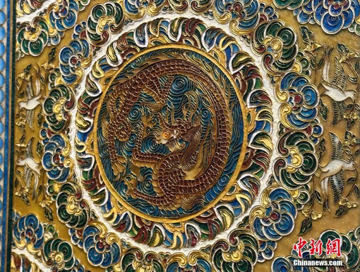 细如发丝的掐丝珐琅呈现出敦煌壁画中的“龙元素”。 细如发丝的掐丝珐琅呈现出敦煌壁画中的“龙元素”。