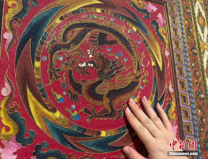 图为掐丝珐琅呈现出壁画中的“龙元素”,技艺精湛,流光溢彩。 图为掐丝珐琅呈现出壁画中的“龙元素”,技艺精湛,流光溢彩。