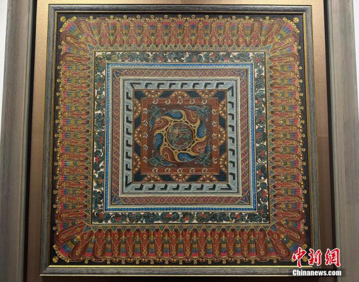 图为展览现场与龙元素相关的掐丝珐琅藻井作品,花纹繁复、色泽鲜艳。 图为展览现场与龙元素相关的掐丝珐琅藻井作品,花纹繁复、色泽鲜艳。