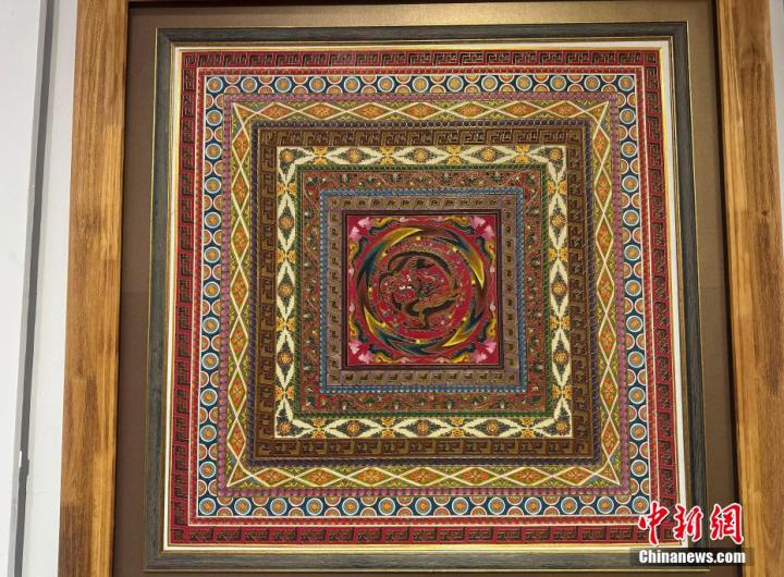 图为展览现场与龙元素相关的掐丝珐琅藻井作品。 图为展览现场与龙元素相关的掐丝珐琅藻井作品。