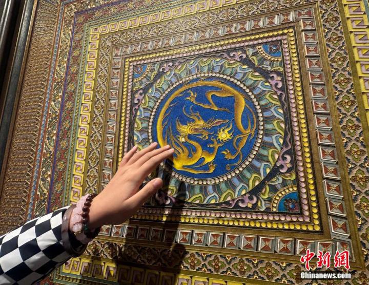 图为市民参观掐丝珐琅作品。 图为市民参观掐丝珐琅作品。