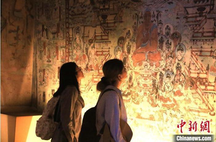 2023年8月27日,游客在甘肃省敦煌市博物馆参观文物展。张晓亮 摄(资料图) 2023年8月27日,游客在甘肃省敦煌市博物馆参观文物展。张晓亮 摄(资料图)